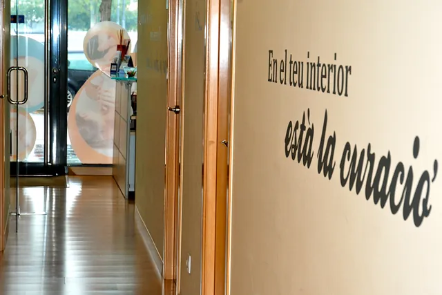 «En el teu interior està la curació» · La frase que t'acompanya pel passadís